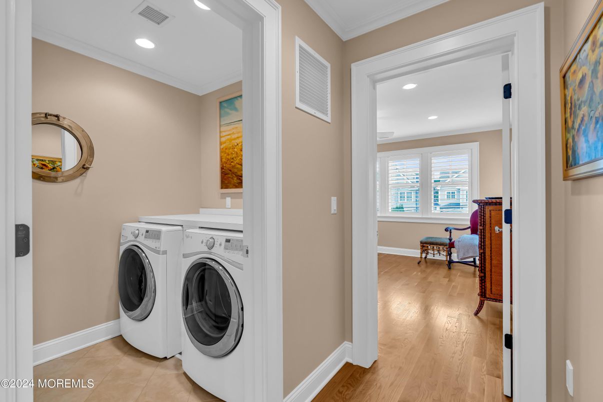 Interior, Recessed Lighting, Washer, Wood Texture Flooring
