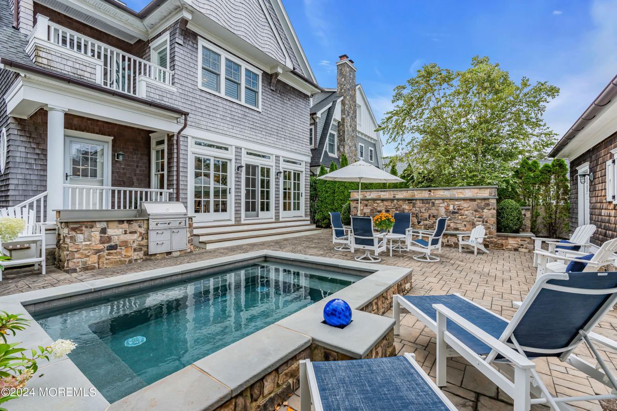 Exterior, Outdoor Kitchen, Pool
