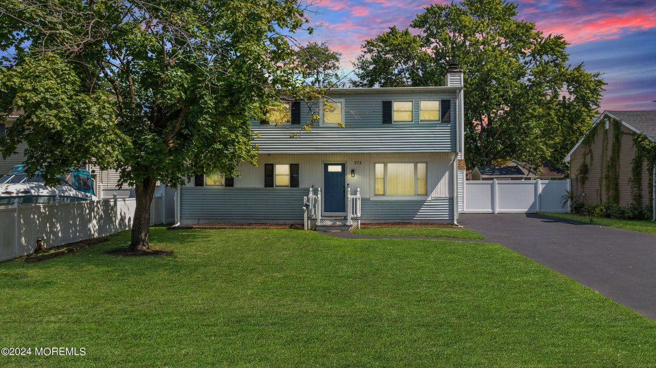 Backyard, Exterior, Facade, Raised Ranch