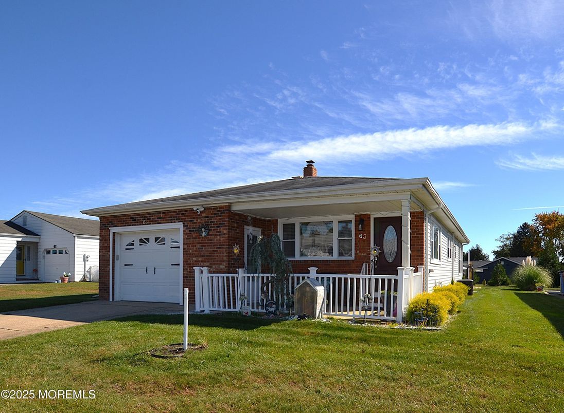 Attached, Exterior, Facade, Brick Facade, Split Level