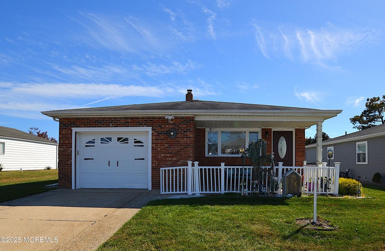 Attached, Exterior, Facade, Brick Facade, Raised Ranch