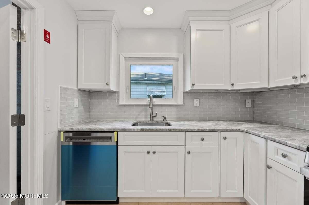 Interior, Kitchen, Recessed Lighting, Water, Wood Texture Flooring