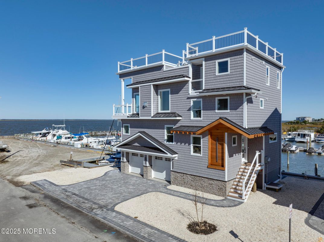 Exterior, Facade, Water, Modern