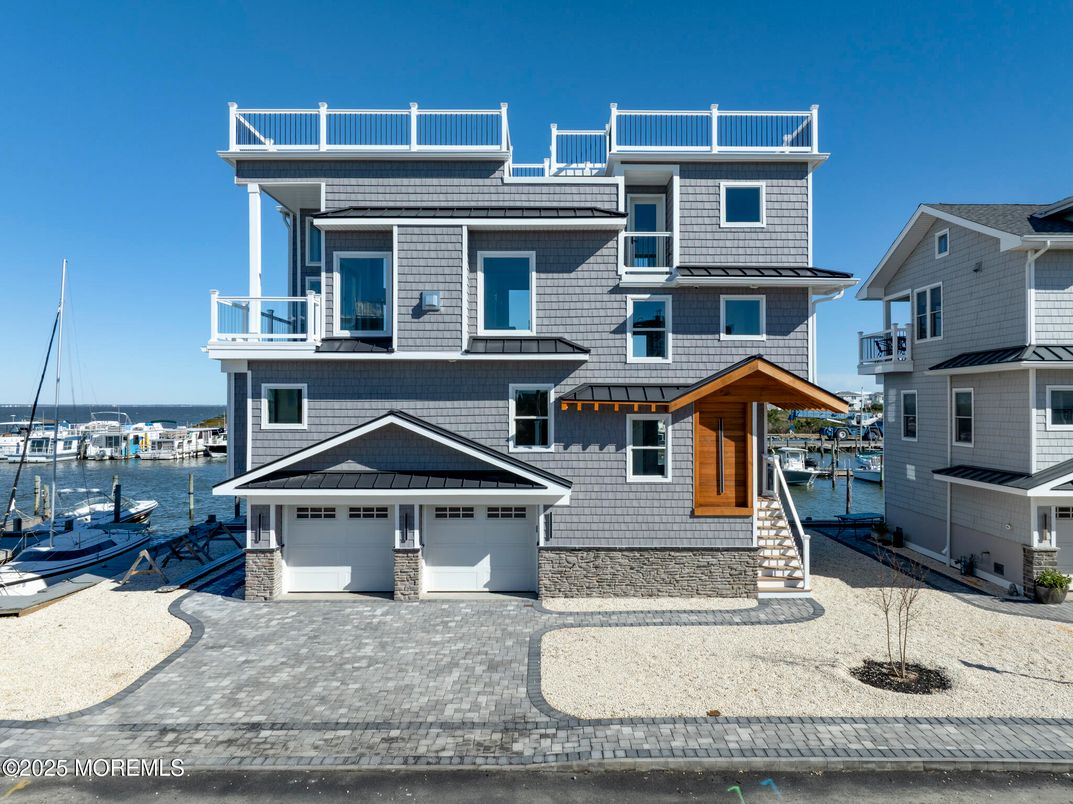 Exterior, Facade, Water, Modern