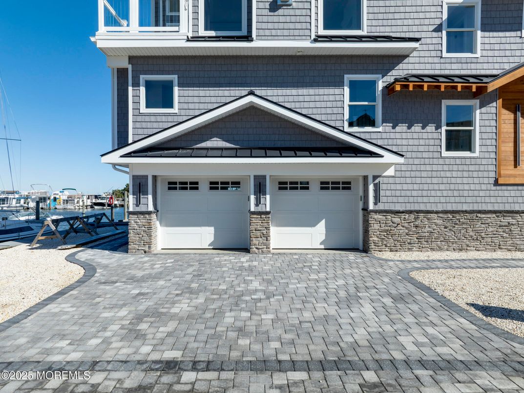 Attached, Exterior, Facade, American Craftsman