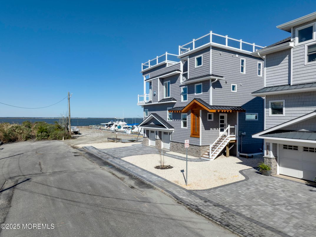 Exterior, Facade, Water, Queen Anne Victorian