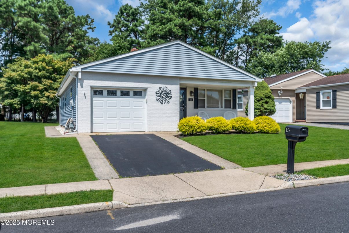 Attached, Exterior, Facade, Ranch