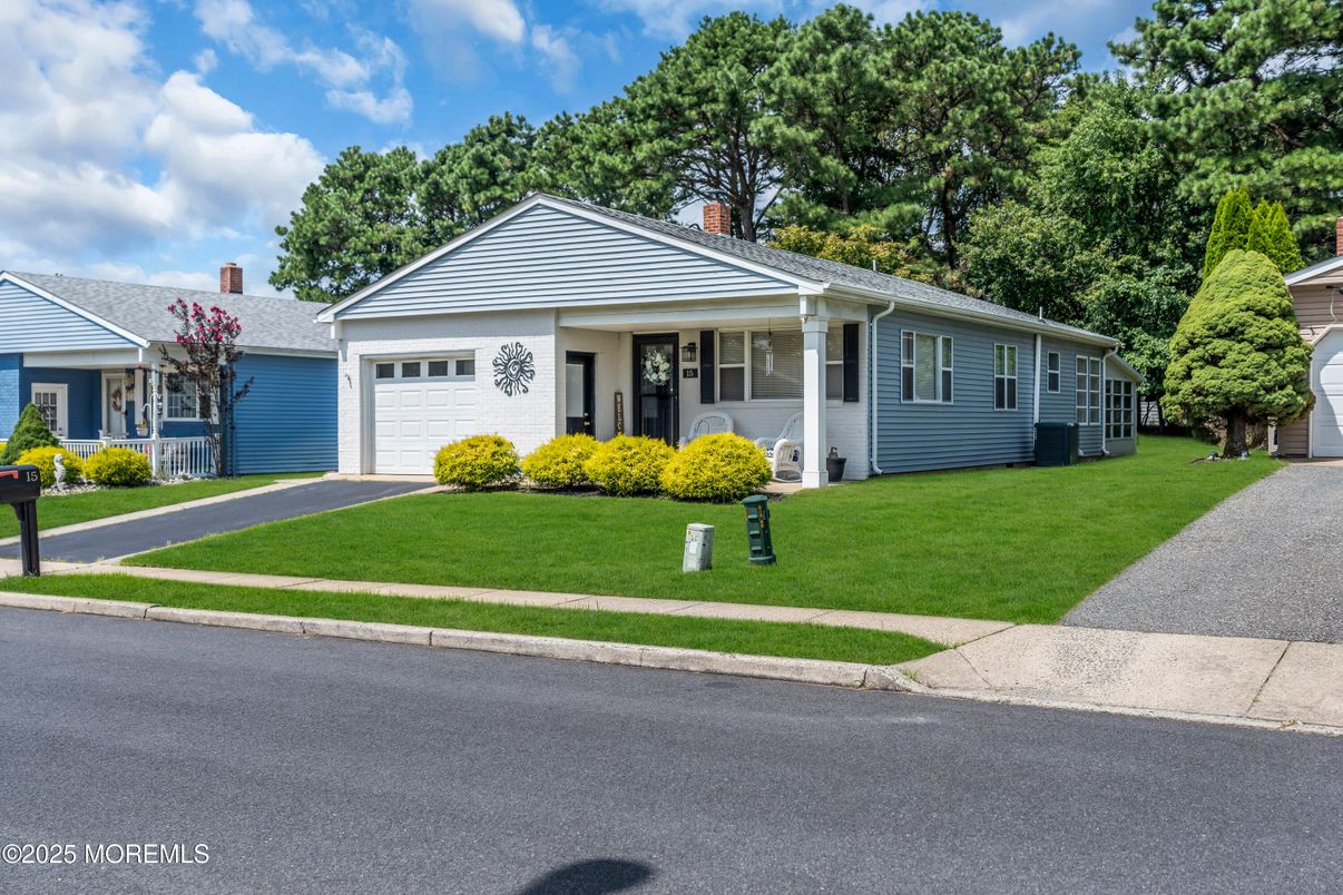 Attached, Exterior, Facade, Ranch