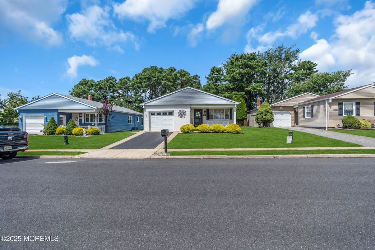 Attached, Exterior, Facade, Ranch