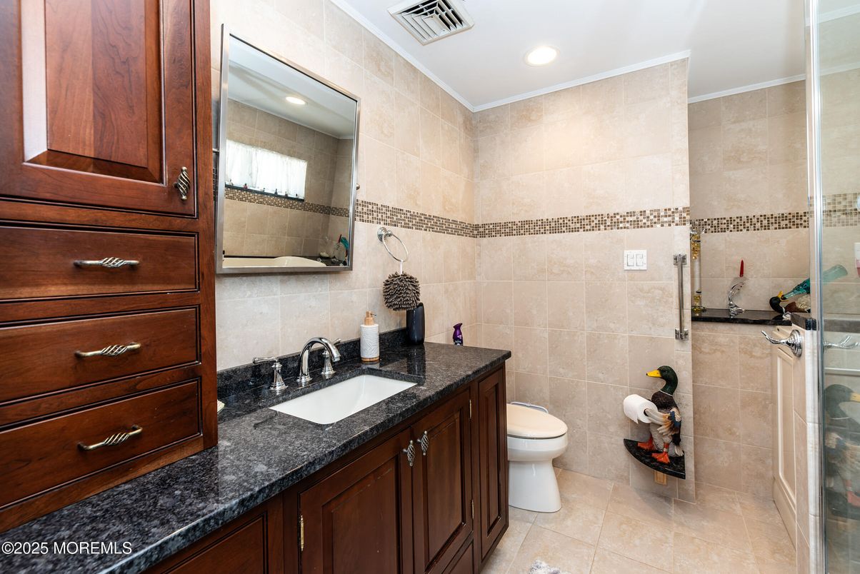 Bathroom, Dual Sink Vanities, Interior, Recessed Lighting