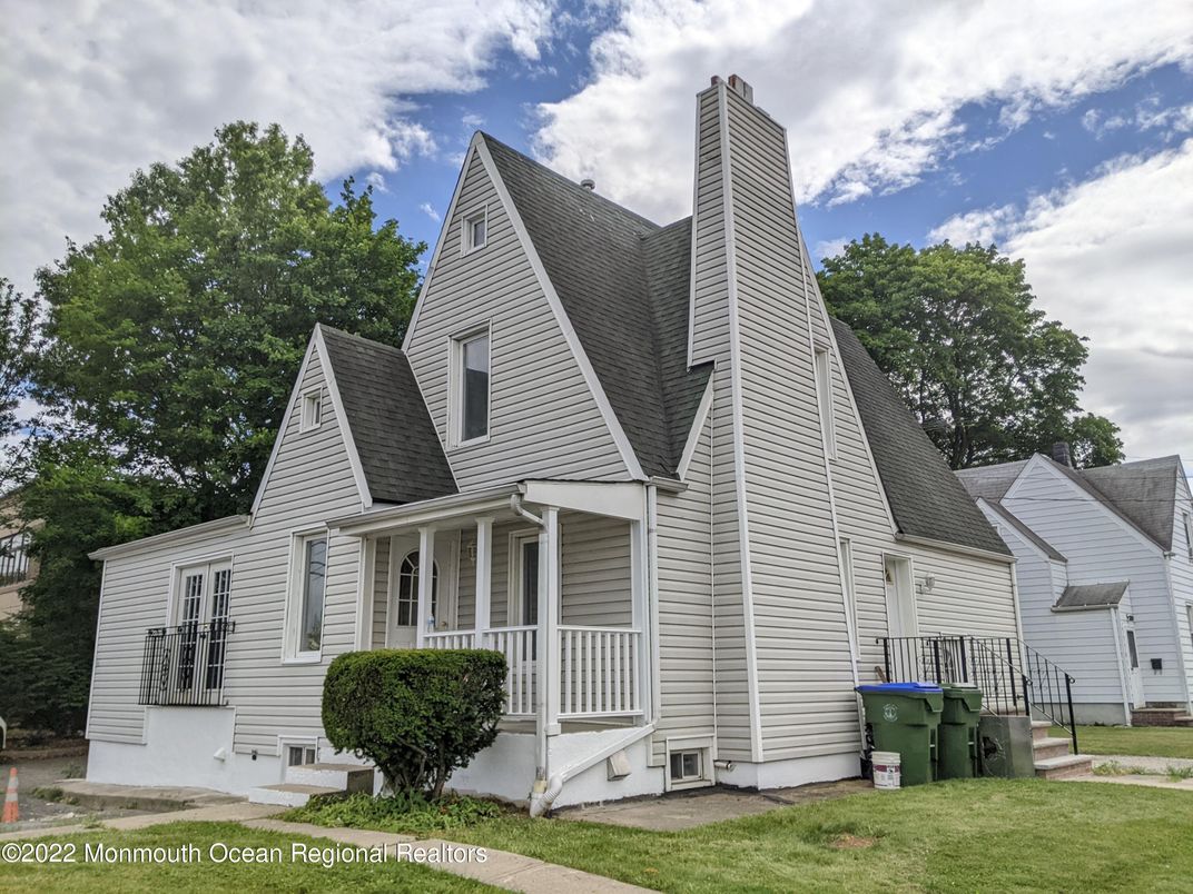 Backyard, Exterior, Facade, Queen Anne Victorian