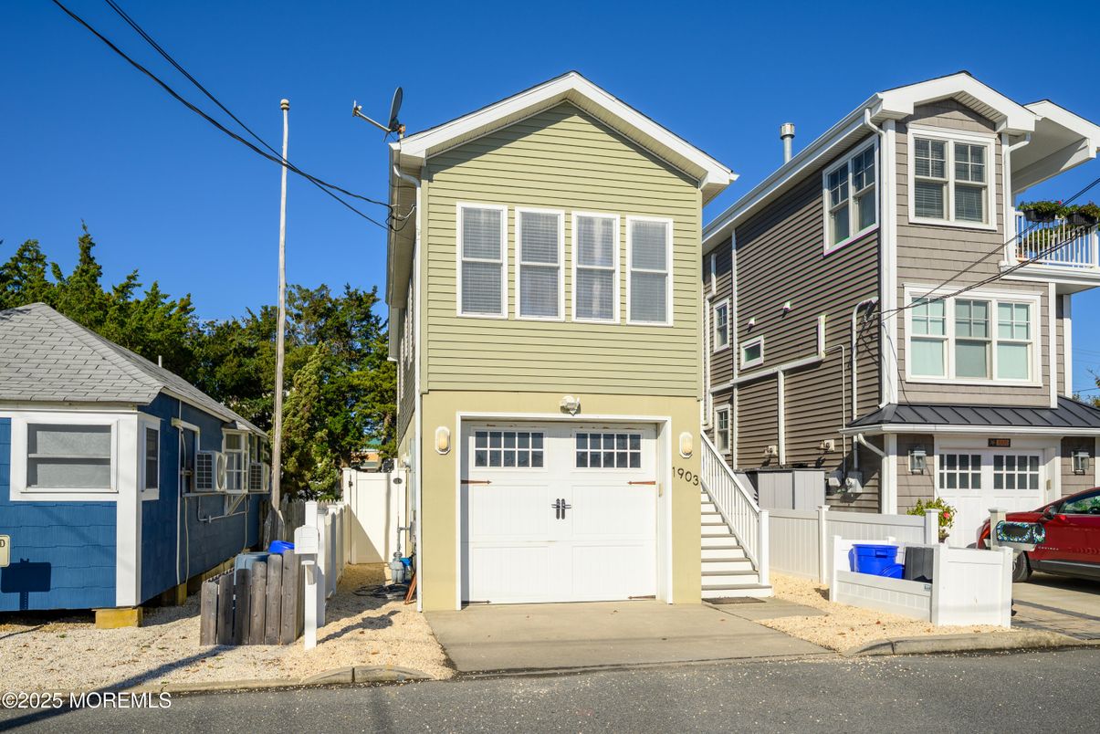Attached, Exterior, Facade, Rowhouse