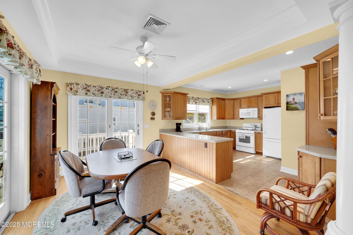 Dining room, Interior, Kitchen, Recessed Lighting, Wood Texture Flooring