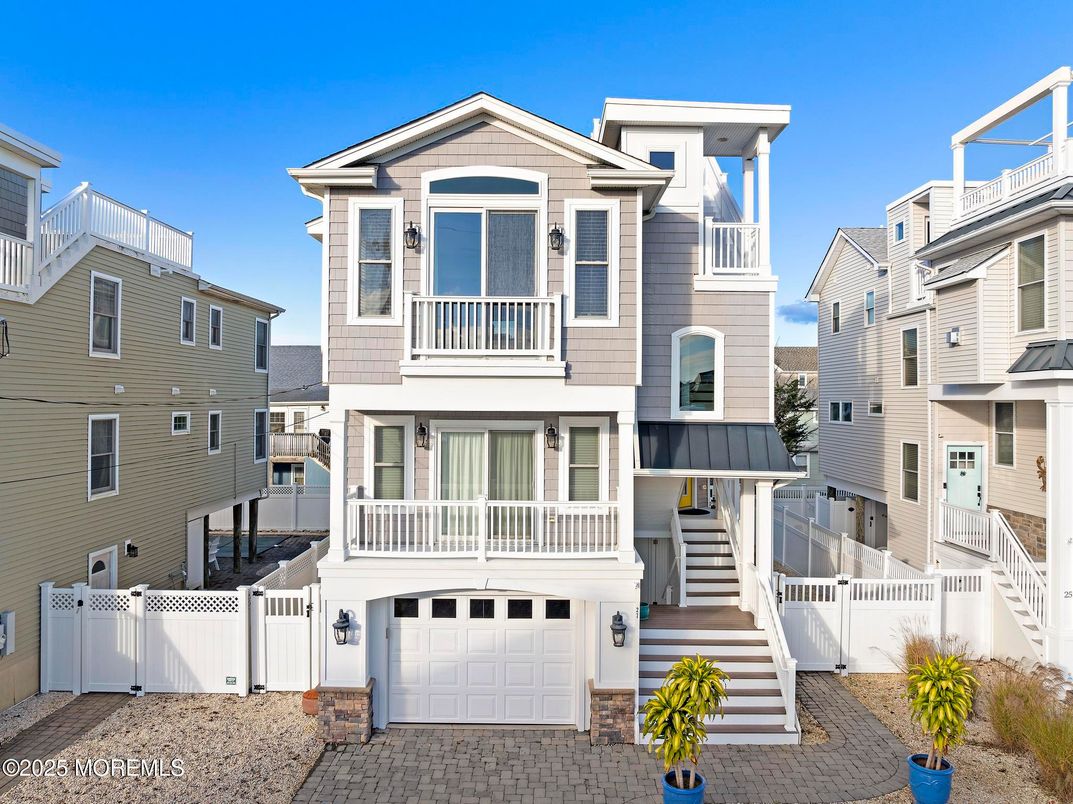 Attached, Exterior, Facade, Queen Anne Victorian