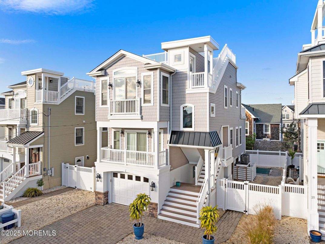 Attached, Exterior, Facade, Rowhouse