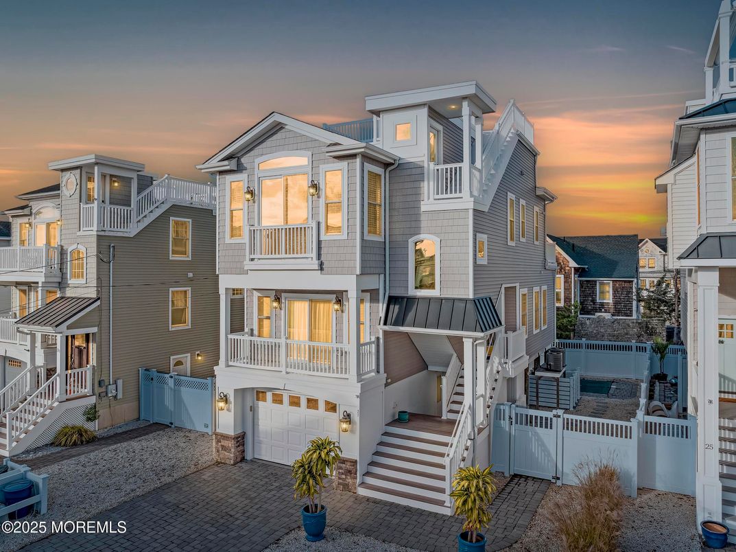 Attached, Exterior, Facade, Rowhouse