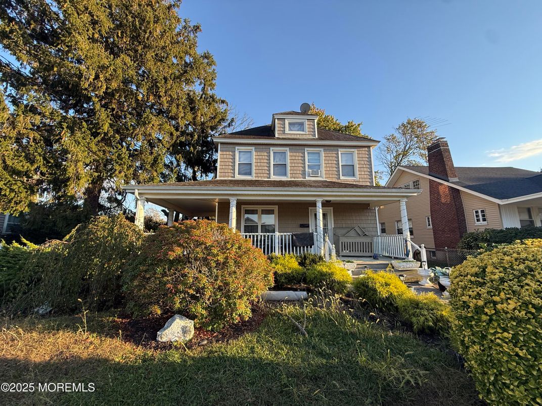 Exterior, Facade, American Foursquare