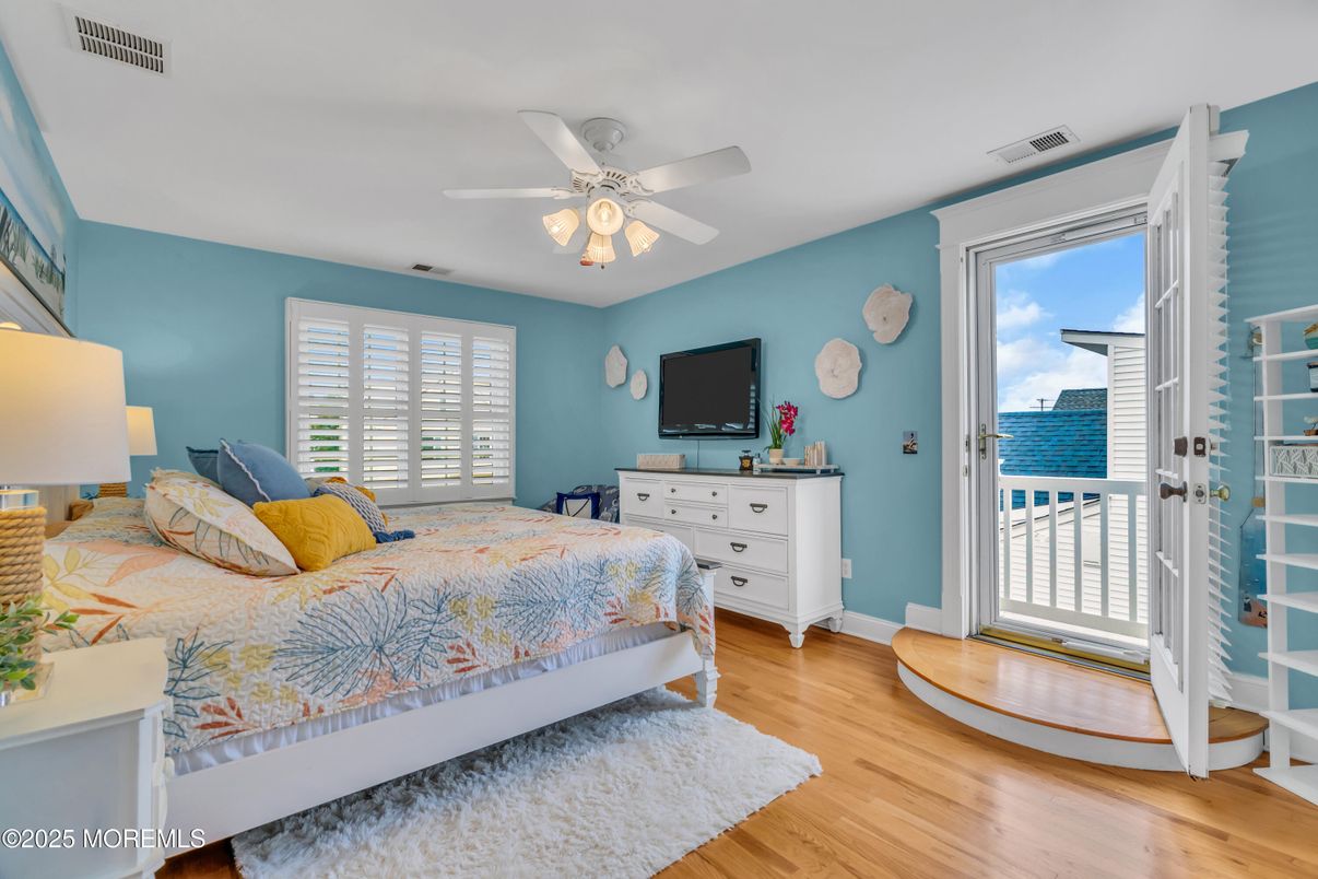 Bedroom, Interior, Water, Wood Texture Flooring