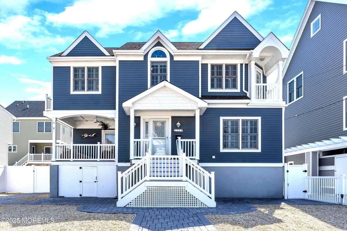 Exterior, Facade, Queen Anne Victorian