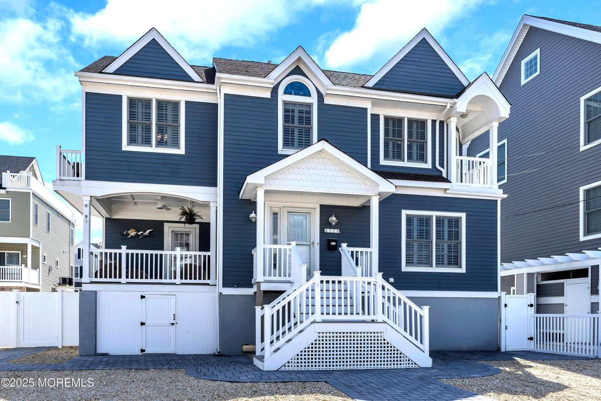 Exterior, Facade, Queen Anne Victorian