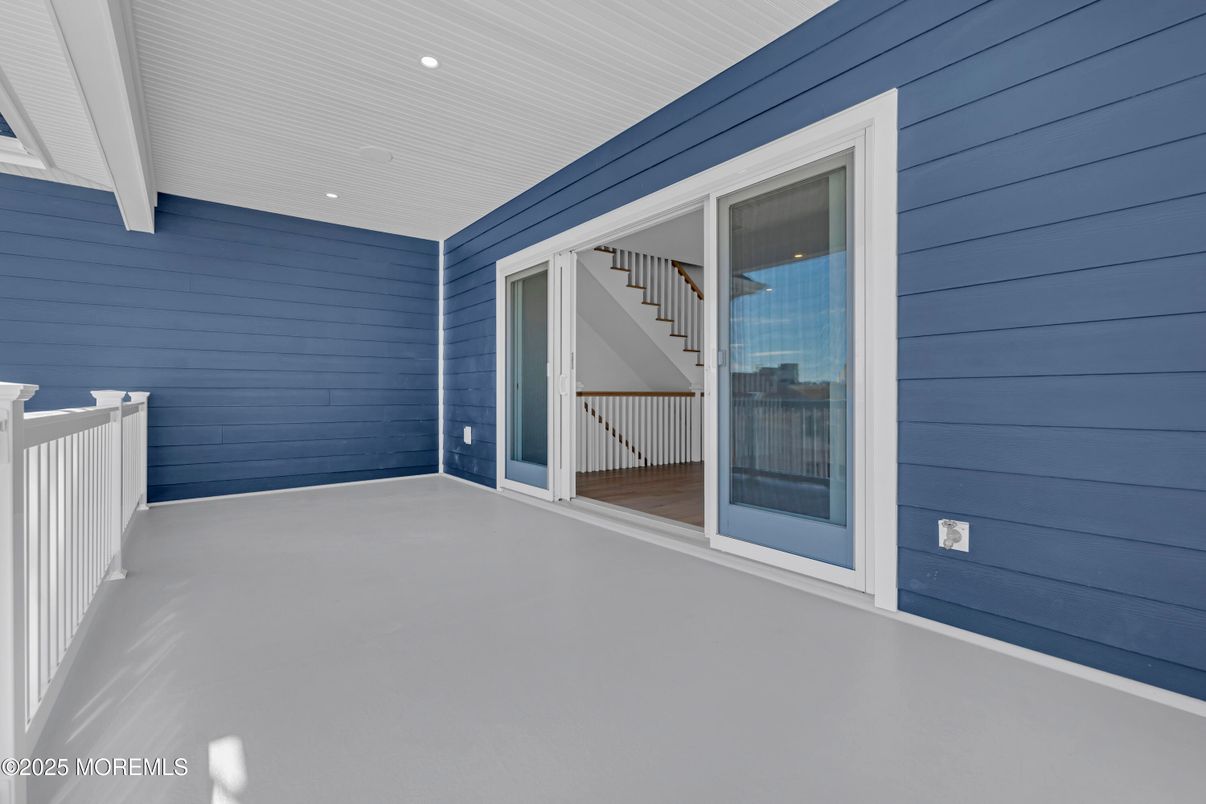 Empty room, Exterior
