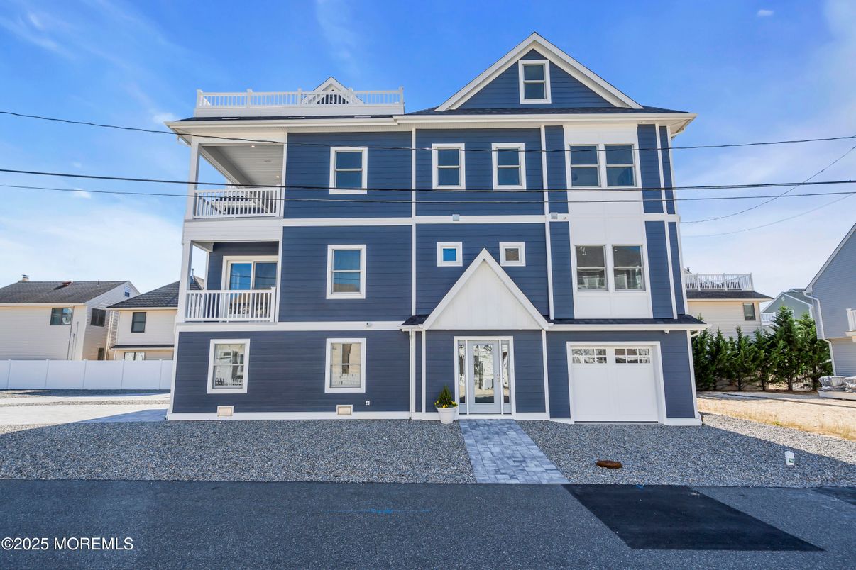 Attached, Exterior, Facade, Queen Anne Victorian