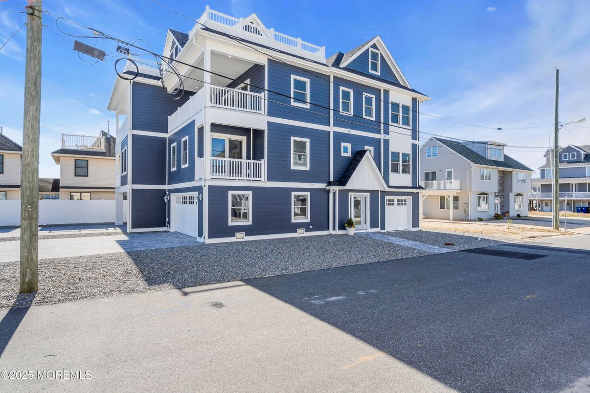 Attached, Exterior, Facade, Queen Anne Victorian