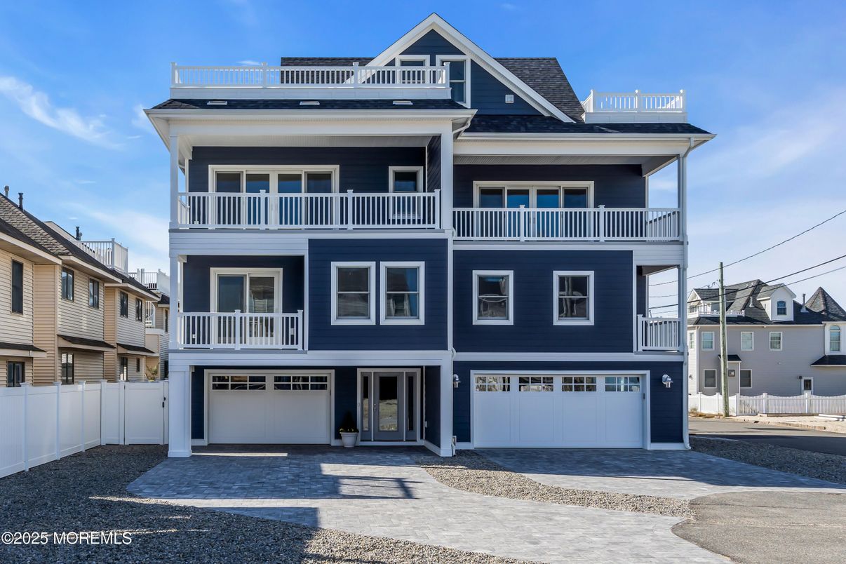 Attached, Exterior, Facade, Rowhouse