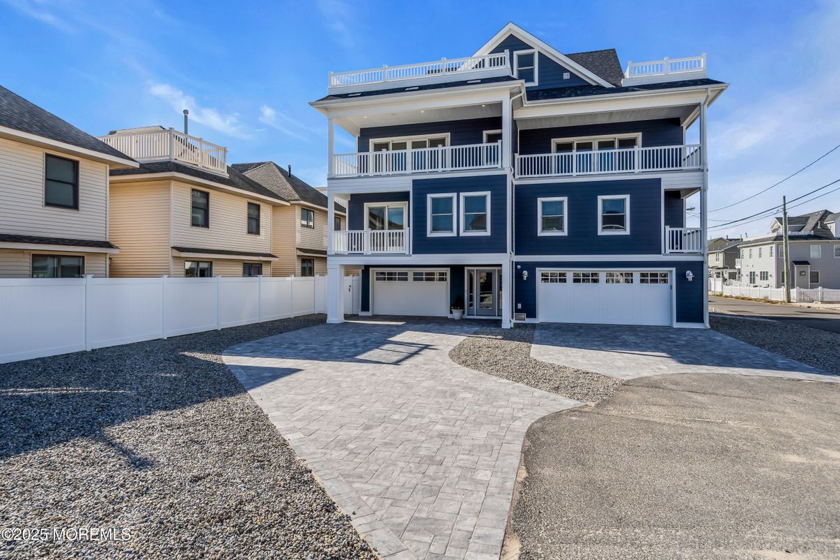 Attached, Exterior, Facade, Rowhouse