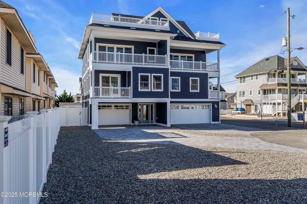 Attached, Exterior, Facade, Queen Anne Victorian