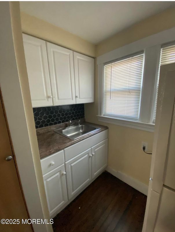 Interior, Washer, Wood Texture Flooring