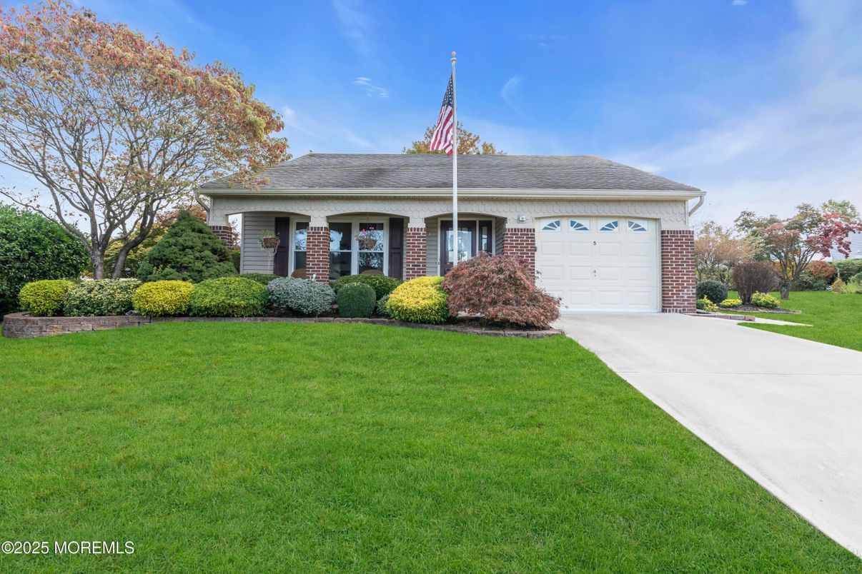 Attached, Exterior, Facade, Brick Facade, Cape Cod