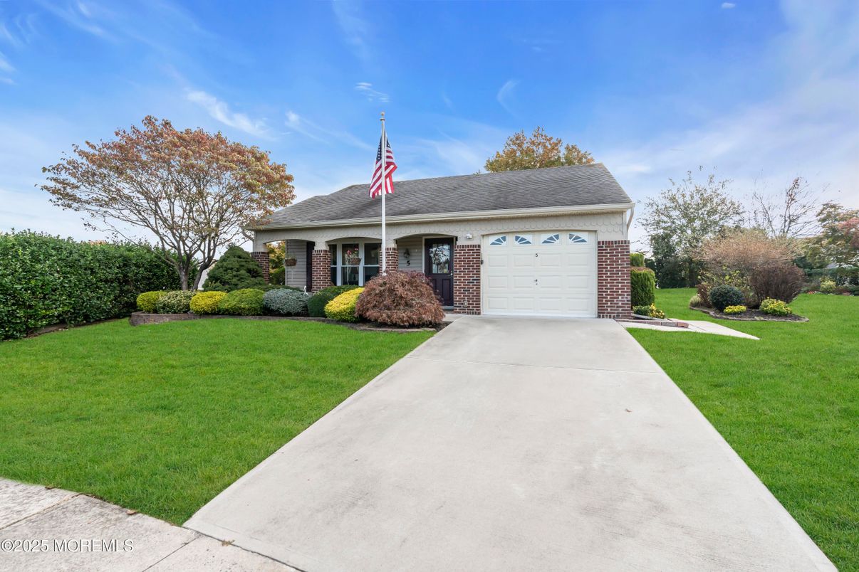 Attached, Exterior, Facade, Brick Facade, Ranch