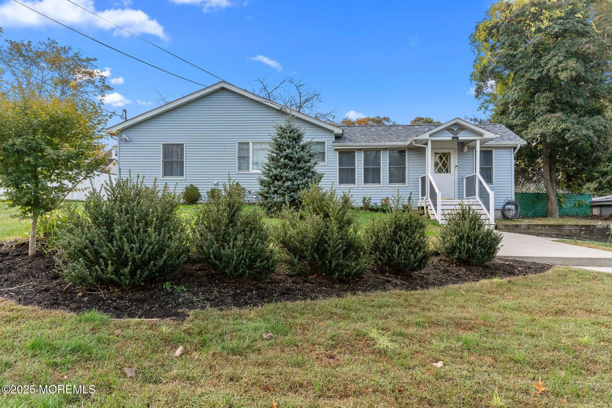 Backyard, Exterior, Facade, Split Level