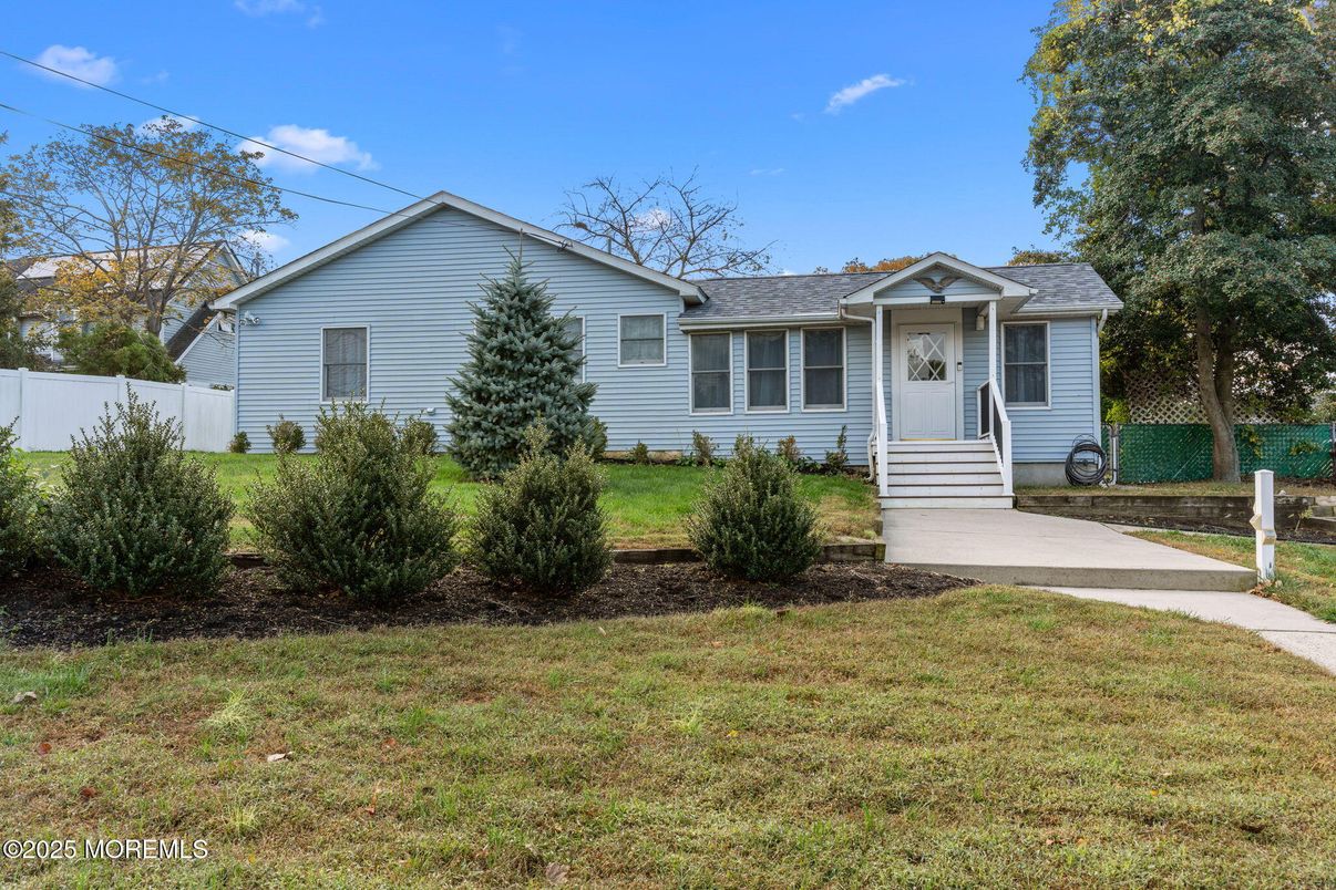 Backyard, Exterior, Facade, Cape Cod