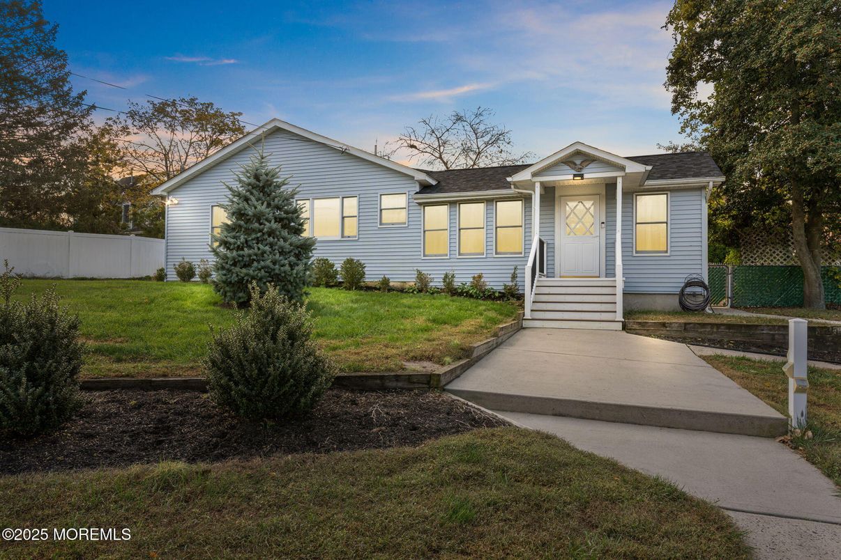 Backyard, Exterior, Facade, Cape Cod