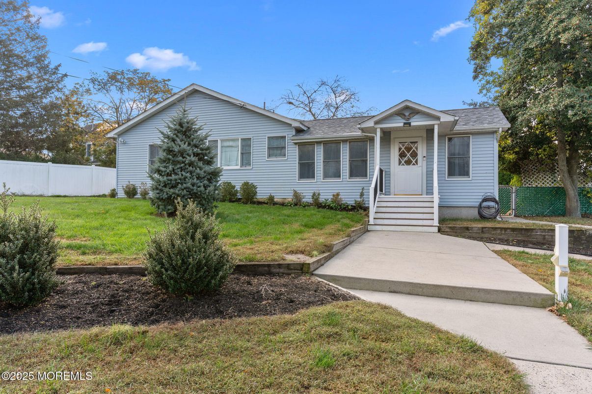 Backyard, Exterior, Facade, Cape Cod