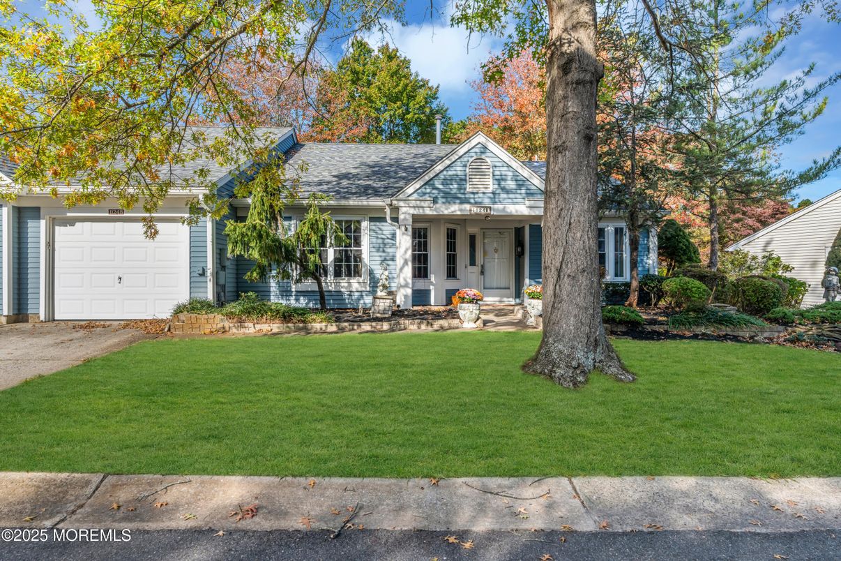 Attached, Exterior, Facade, Ranch