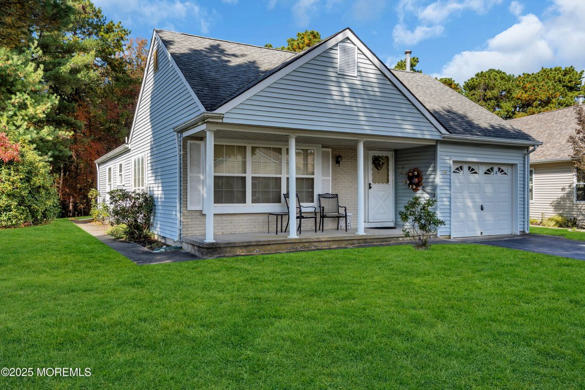 Attached, Exterior, Facade, Cape Cod