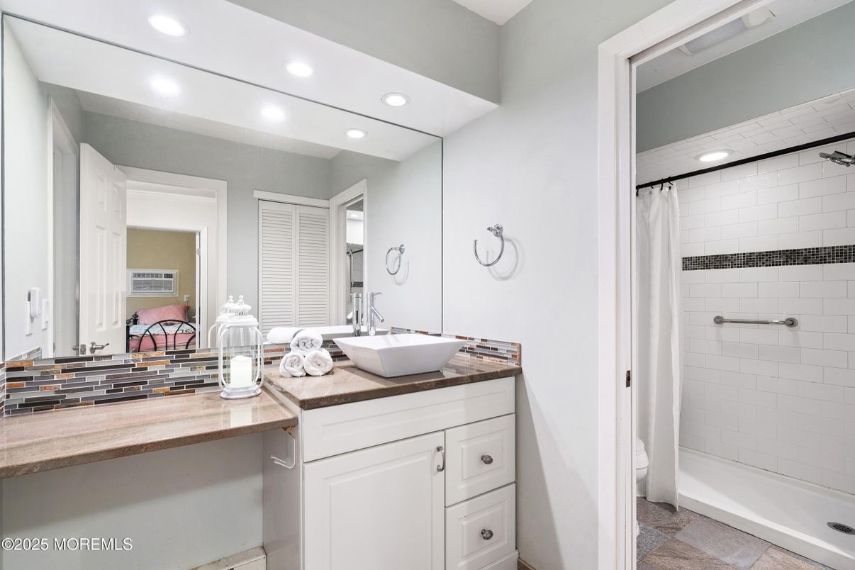 Bathroom, Dual Sink Vanities, Interior, Recessed Lighting