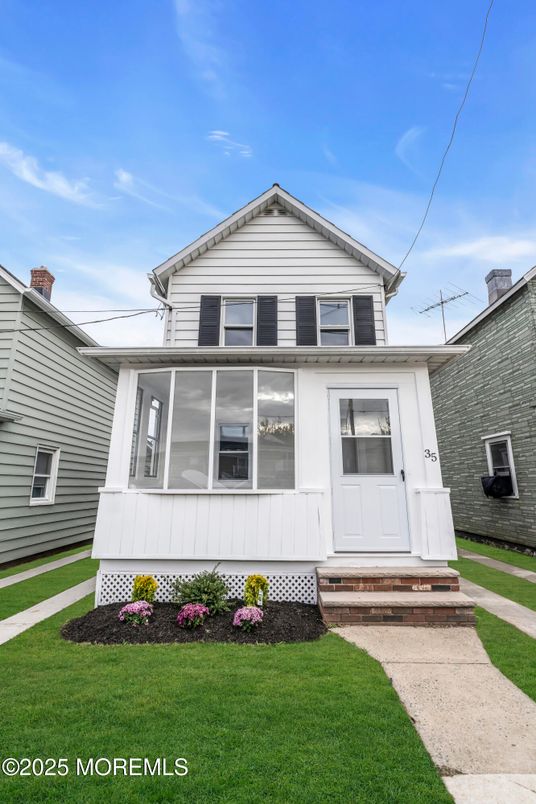 Exterior, Facade, Queen Anne Victorian