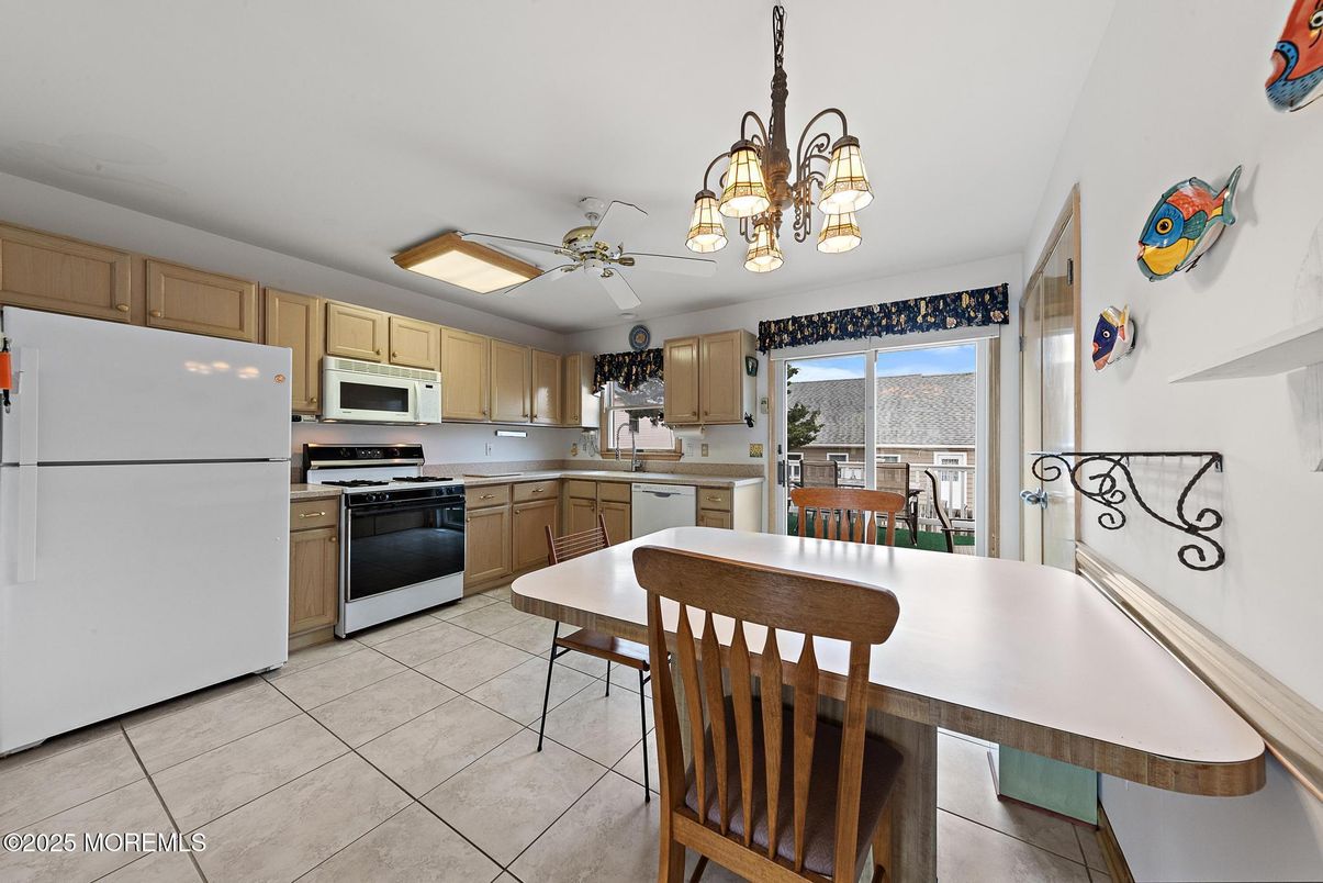 Chandelier, Dining room, Interior, Kitchen, Stainless Steel Appliances