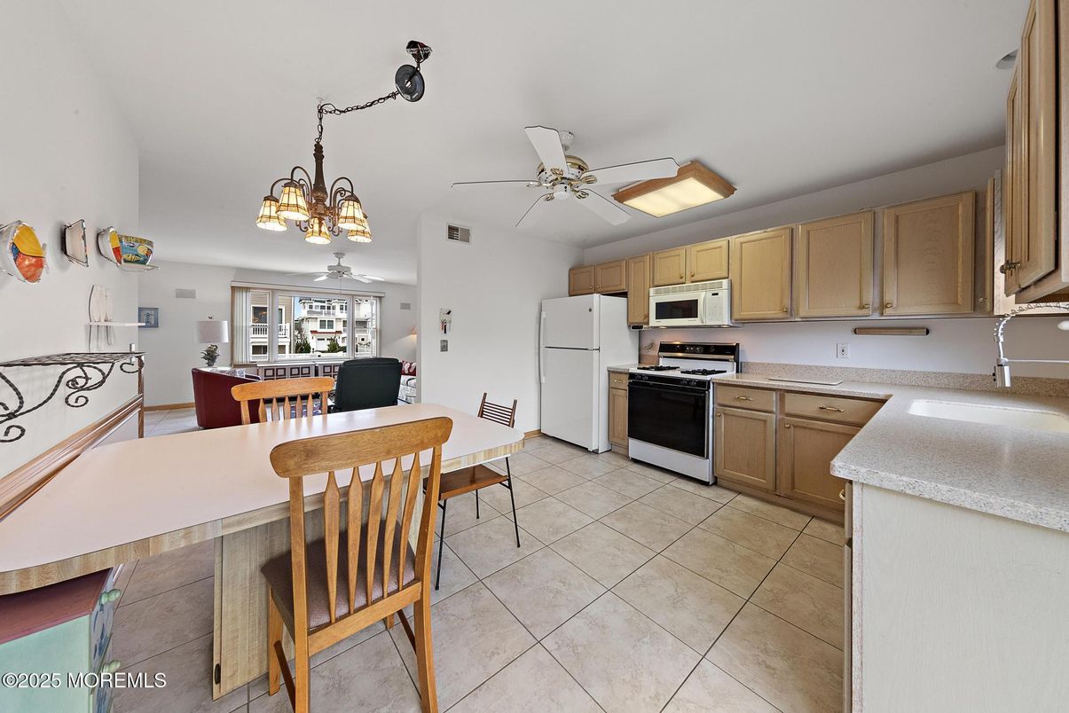 Chandelier, Dining room, Interior, Kitchen, Stainless Steel Appliances
