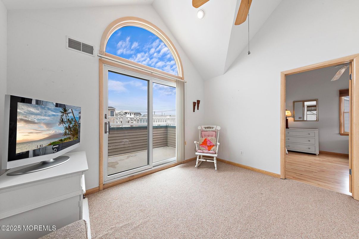 Empty room, Interior, Recessed Lighting, Water