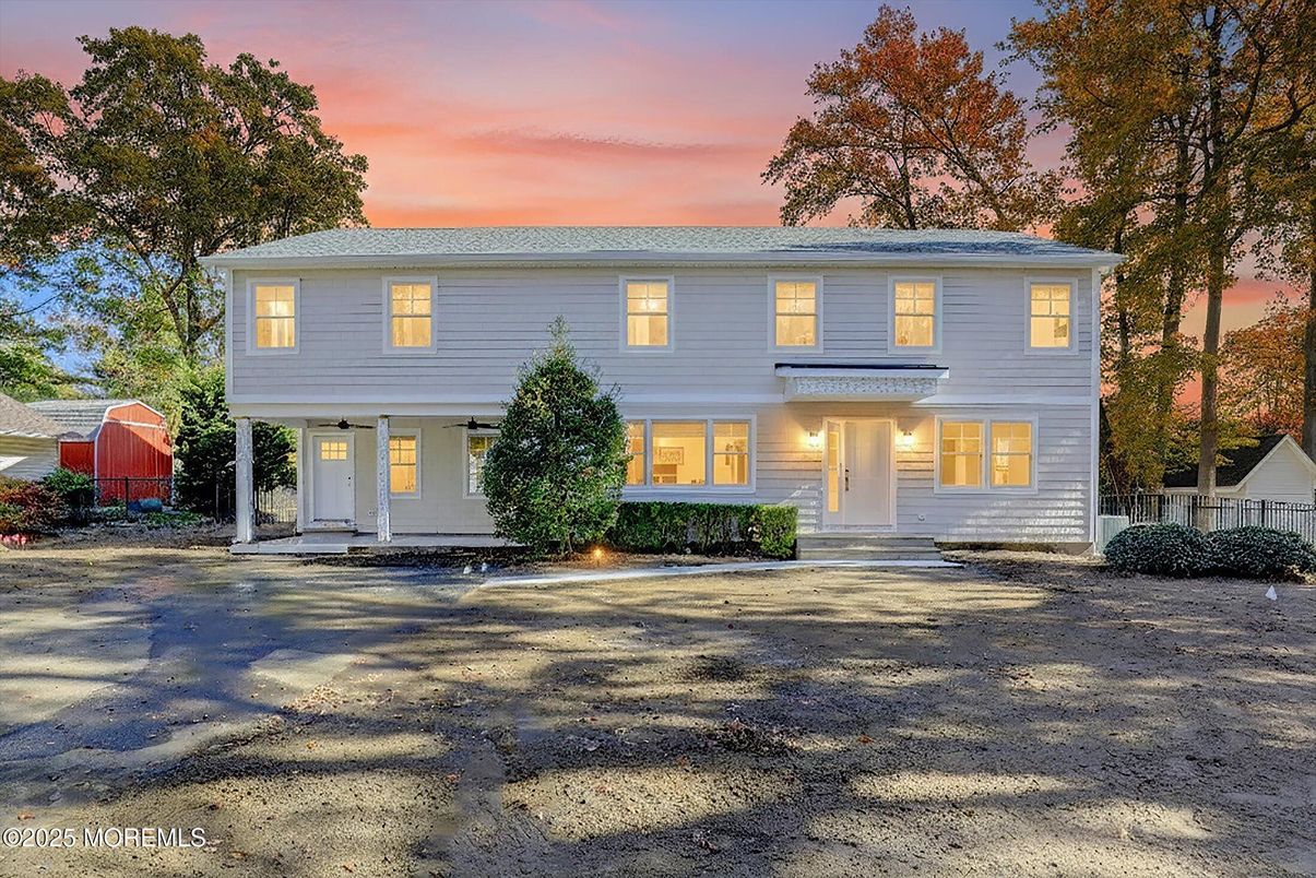 Exterior, Facade, Raised Ranch