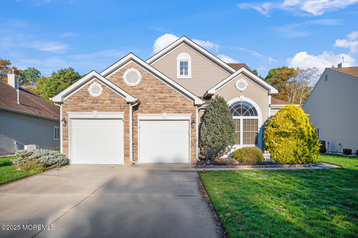 Attached, Exterior, Facade, Brick Traditional