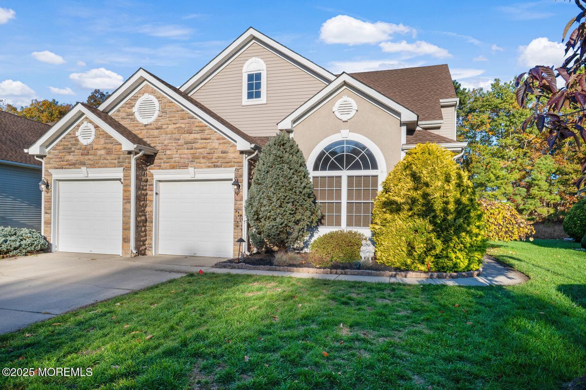 Attached, Exterior, Facade, Brick Traditional