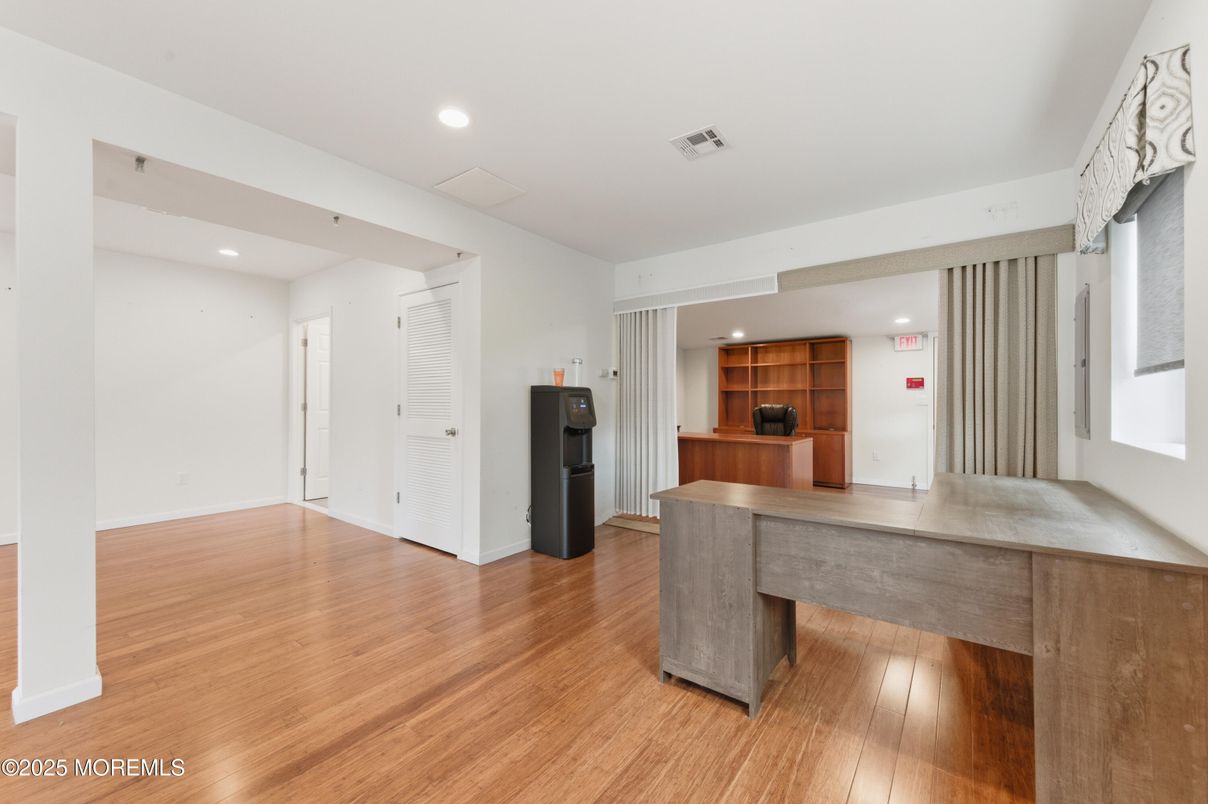 Interior, Recessed Lighting, Wood Texture Flooring