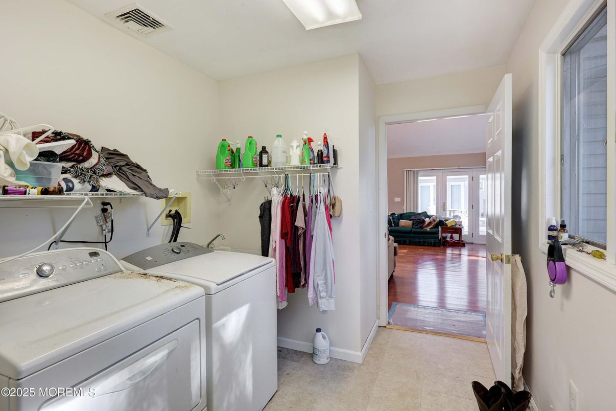 Interior, Washer, Wood Texture Flooring