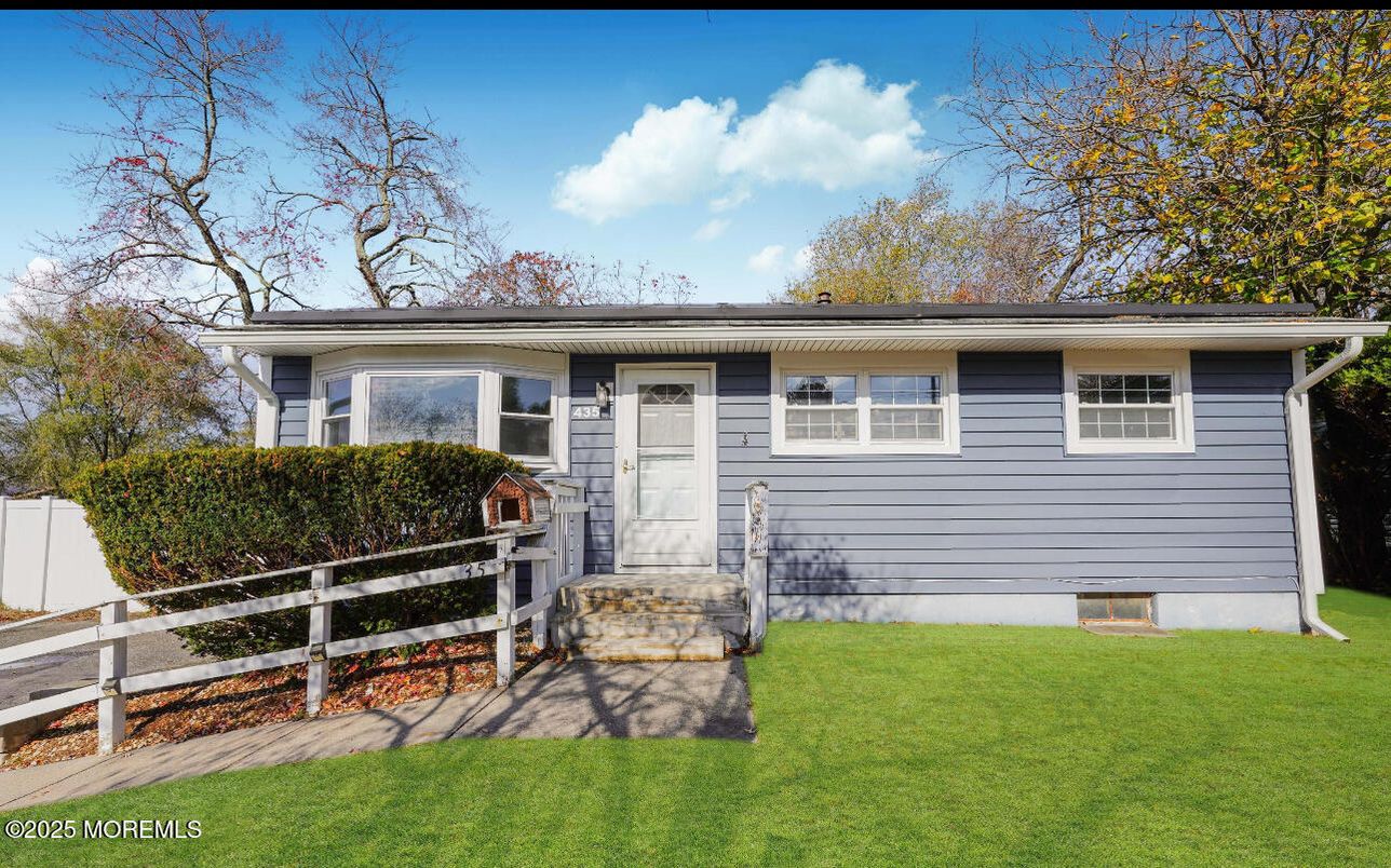 Exterior, Facade, Ranch